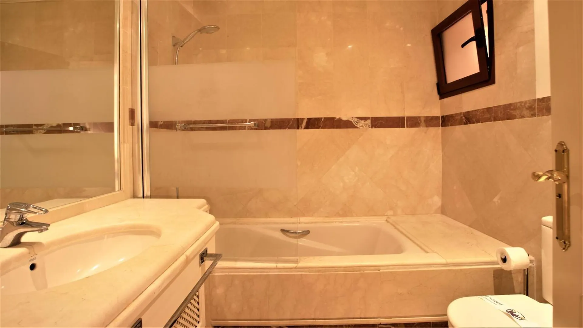 R15 Beach Side 3 Bedroom Flat Marbella