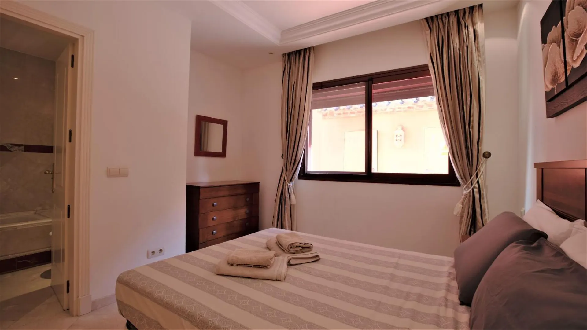 R15 Beach Side 3 Bedroom Flat Marbella
