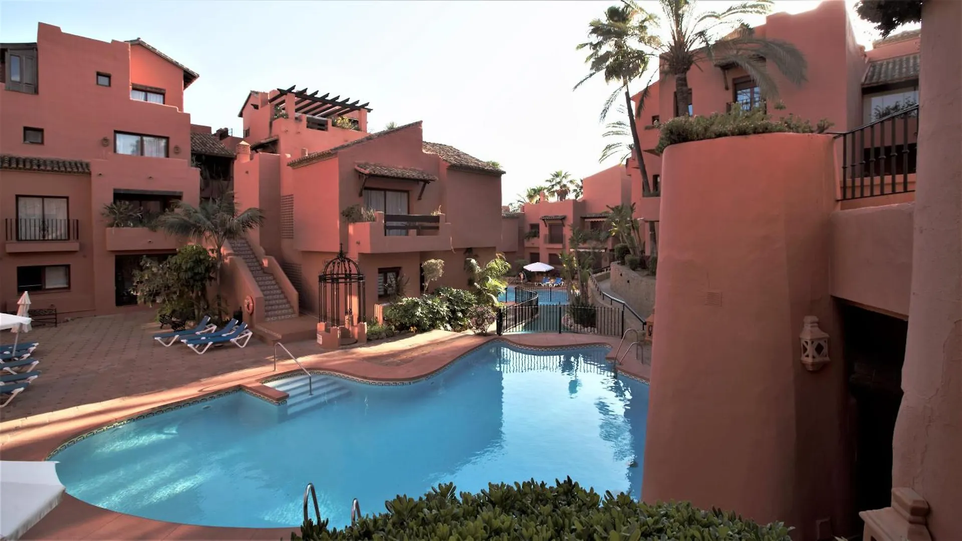R15 Beach Side 3 Bedroom Flat Marbella