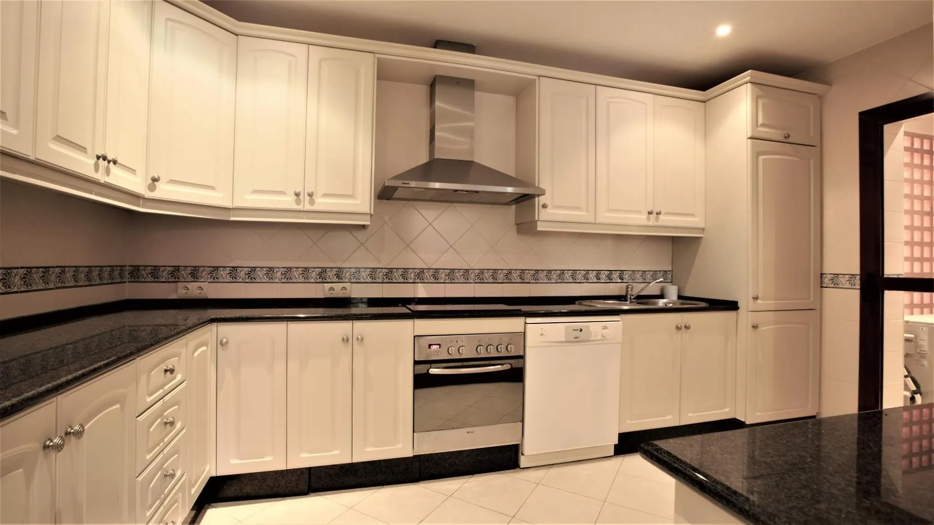 R15 Beach Side 3 Bedroom Flat Marbella Apartment