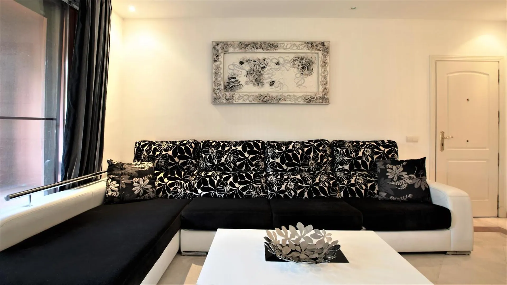 R15 Beach Side 3 Bedroom Flat Marbella 0*,  Spain