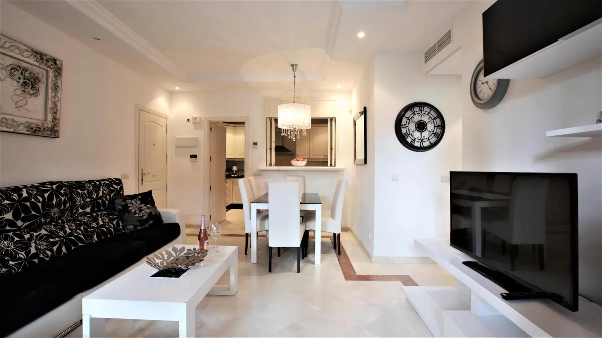R15 Beach Side 3 Bedroom Flat Marbella Apartment