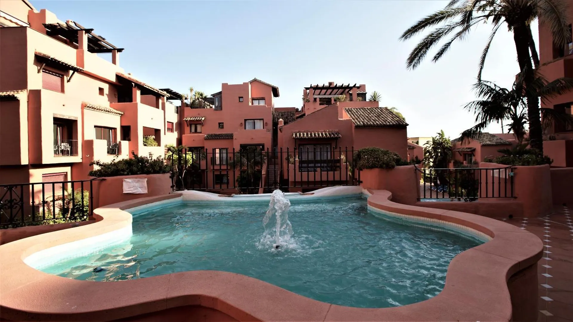 R15 Beach Side 3 Bedroom Flat Marbella